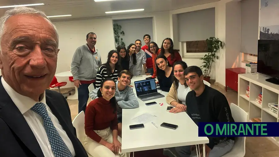 Marcelo voltou a tirar as suas populares selfies desta vez com o Interact Club de Abrantes