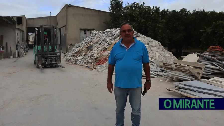 Carlos Pimentel Vieira trabalha com mármore desde os 16 anos e criou a sua própria empresa em 2008 com sede em Marinhais, concelho de Salvaterra de Magos, de onde é natural