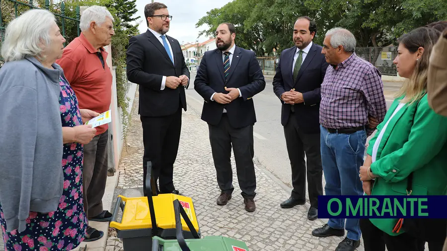 Autarcas e técnicos estiveram na distribuição dos primeiros ecopontos domésticos em Santarém, na zona do Jardim de Baixo. FOTO – CM Santarém