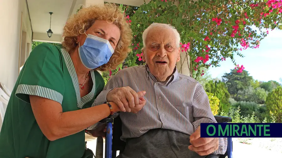 Ilda Gaspar com Francisco Filipe no lar para onde o utente se mudou depois de ter completado 100 anos de vida