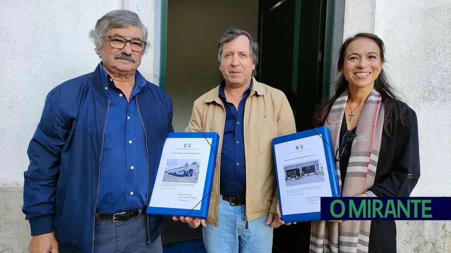 Ricardo Costa (à esquerda) e Susana Veiga Branco entregaram o processo na Câmara e Assembleia Municipal de Santarém. Na imagem está ainda Carlos Almeida, funcionário adstrito à assembleia municipal. foto dr