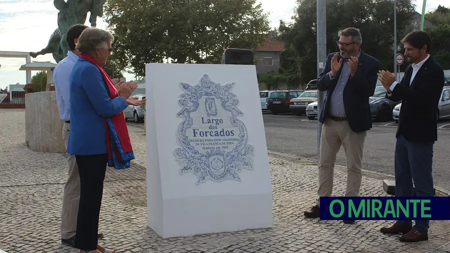 Momento do descerramento da placa na inauguração do Largo dos Forcados