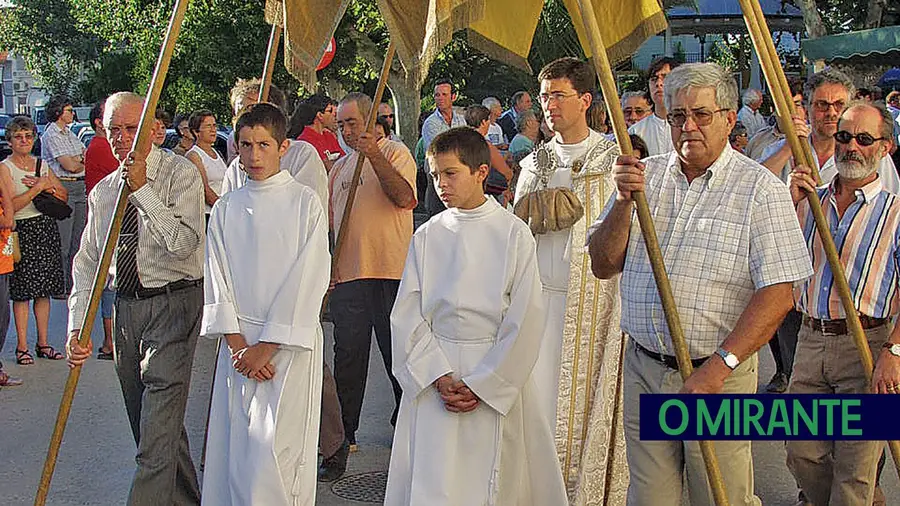 O padre Heliodoro Nuno (ao centro, debaixo do pálio) numa procissão nas festas de Samora Correia em Agosto de 2006