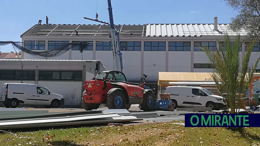 A remoção das coberturas de fibrocimento da Escola Secundária Ginestal Machado, em Santarém, devia ter ficado concluída em Janeiro deste ano, mas só ficou pronta em Setembro.