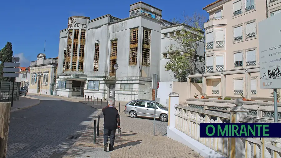 A falta de higiene é gritante no edifício do antigo teatro onde é frequente encontrarse dejectos humanos