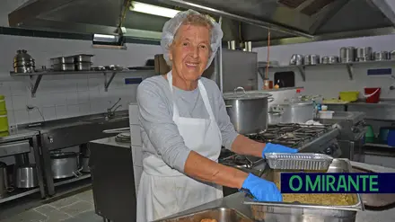 Guilhermina Abreu é cozinheira no CBEI desde a década de 70 do século passado e não se vê sentada no sofá a ver televisão