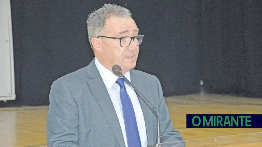 João Tremoço, presidente da Junta de Vialonga, disse na assembleia de freguesia que os trabalhadores trabalhavam pouco