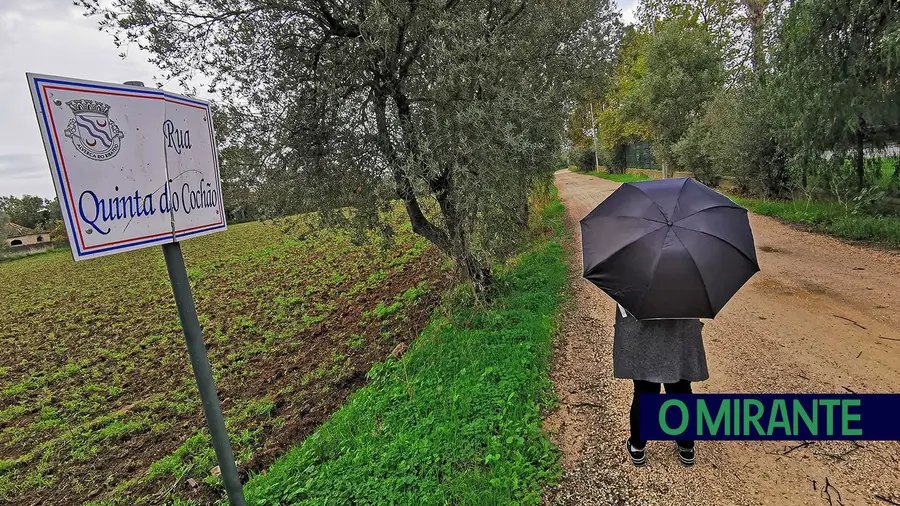 Quem procurar com atenção ainda encontra restos de resíduos ferrosos e cerâmicos na estrada da Quinta do Cochão em Alverca