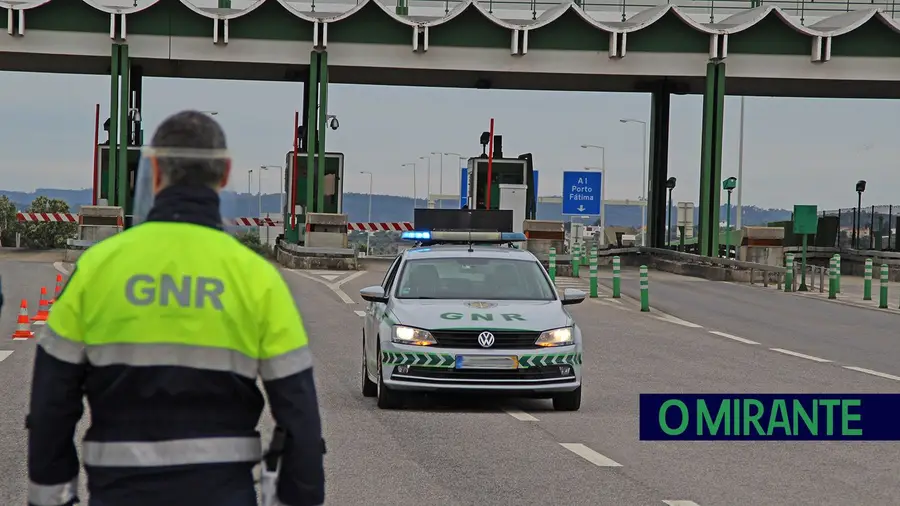 A mulher foi detida pela GNR depois de ter embatido com a viatura no separador central da A23 junto às portagens de acesso à A1, em Torres Novas