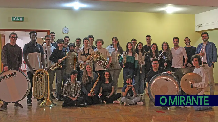 Nos quartéis de bombeiros também se aprende música Nos quartéis de bombeiros também se aprende música