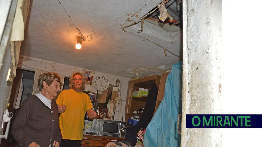 Jorge Silva e a mãe, Deolinda, vivem em condições desumanas e estão impedidos de fazer obras de melhoria