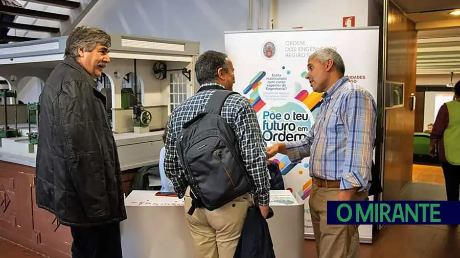 Delegação distrital esclarece alunos sobre a inscrição na Ordem dos Engenheiros. fotoDR