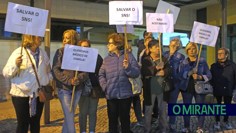 Cerca de uma centena de pessoas marcou presença no protesto realizado em frente ao Centro de Saúde de Alverca do Ribatejo