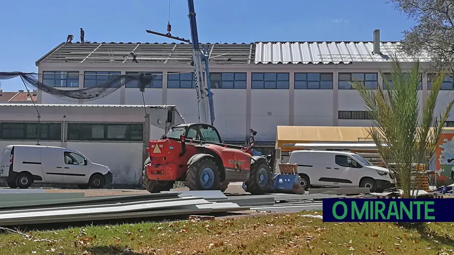 A remoção das coberturas de fibrocimento da Escola Secundária Ginestal Machado, em Santarém, devia ter ficado concluída em Janeiro deste ano, mas só ficou pronta em Setembro