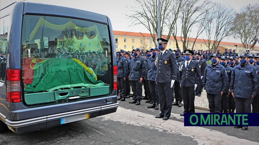 Cortejo fúnebre de Fábio Guerra teve como ponto de paragem a Escola de Polícia, em Torres Novas, onde foi recebido com consternação