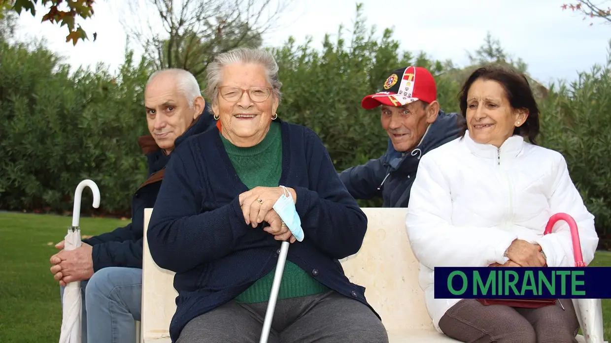 Dezenas de pessoas celebraram na Azinhaga centenário de José Saramago