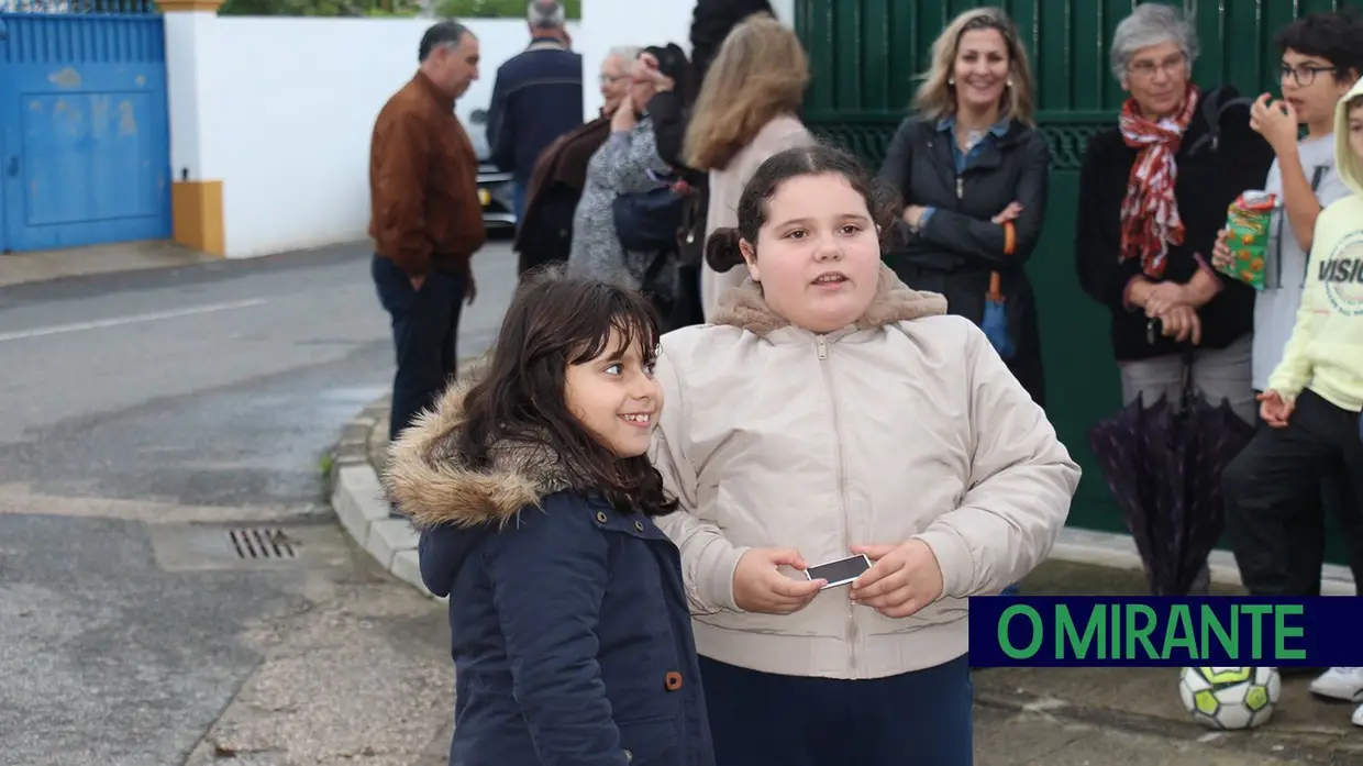 Dezenas de pessoas celebraram na Azinhaga centenário de José Saramago