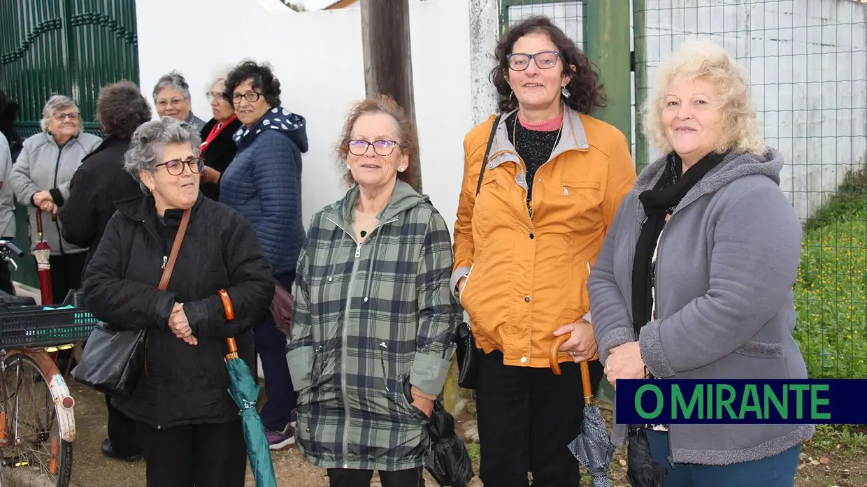 Dezenas de pessoas celebraram na Azinhaga centenário de José Saramago