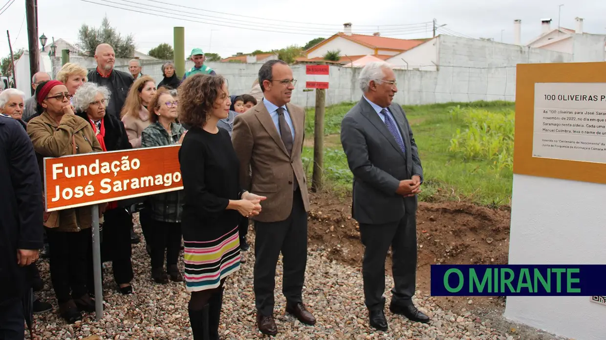 Dezenas de pessoas celebraram na Azinhaga centenário de José Saramago