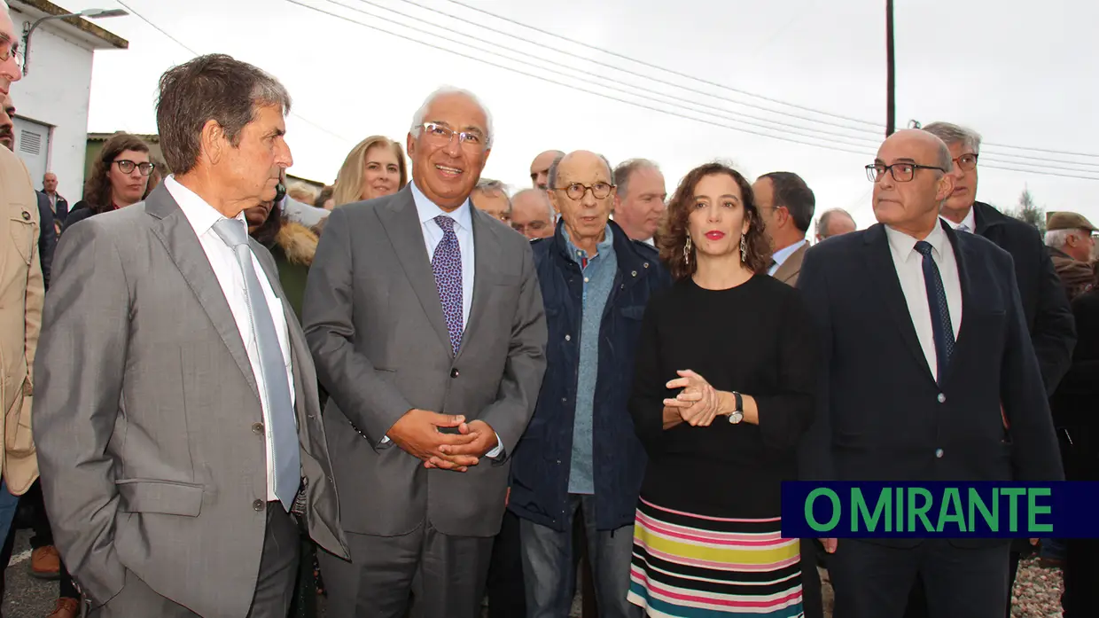 Dezenas de pessoas celebraram na Azinhaga centenário de José Saramago