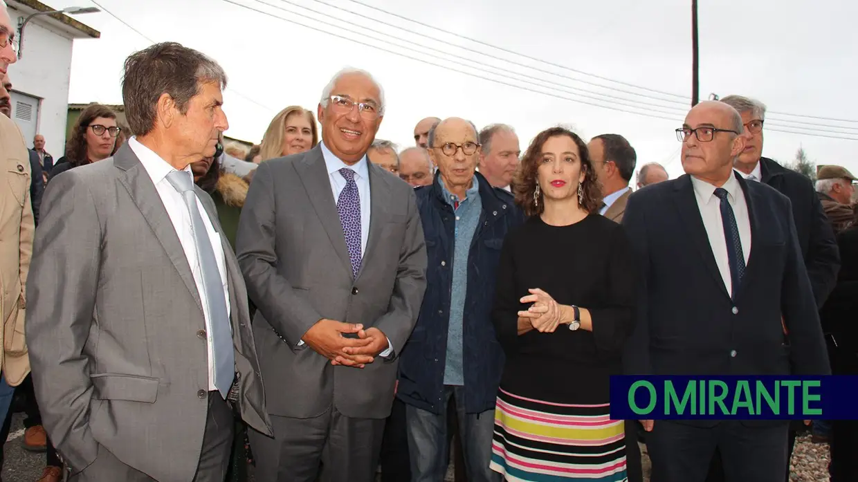 Dezenas de pessoas celebraram na Azinhaga centenário de José Saramago