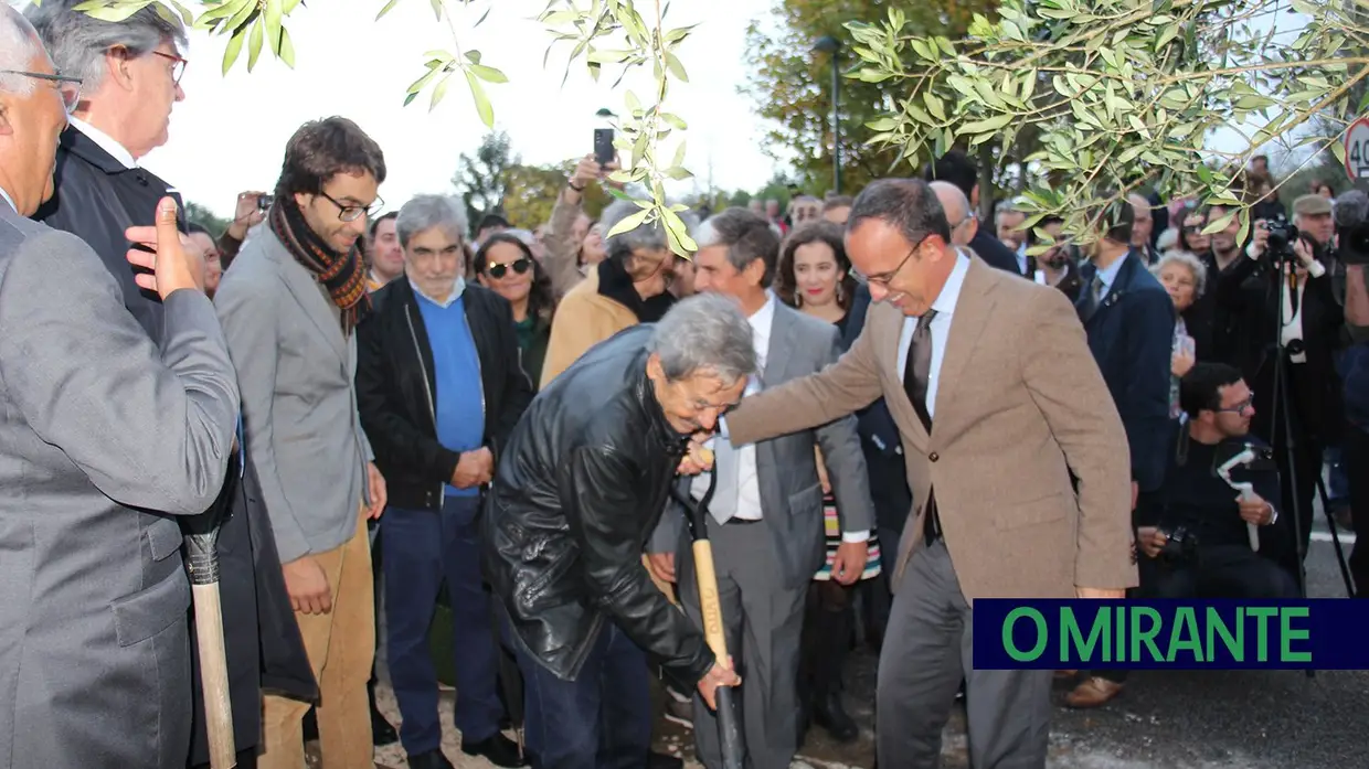 Dezenas de pessoas celebraram na Azinhaga centenário de José Saramago