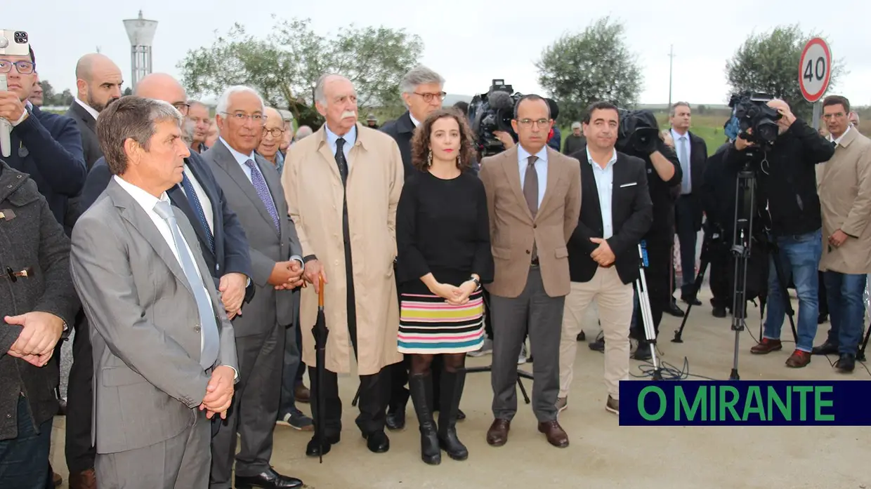 Dezenas de pessoas celebraram na Azinhaga centenário de José Saramago