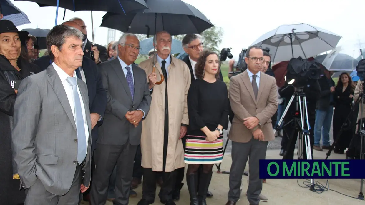 Dezenas de pessoas celebraram na Azinhaga centenário de José Saramago