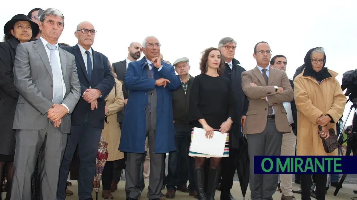 Dezenas de pessoas celebraram na Azinhaga centenário de José Saramago