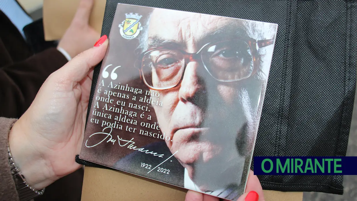 Dezenas de pessoas celebraram na Azinhaga centenário de José Saramago