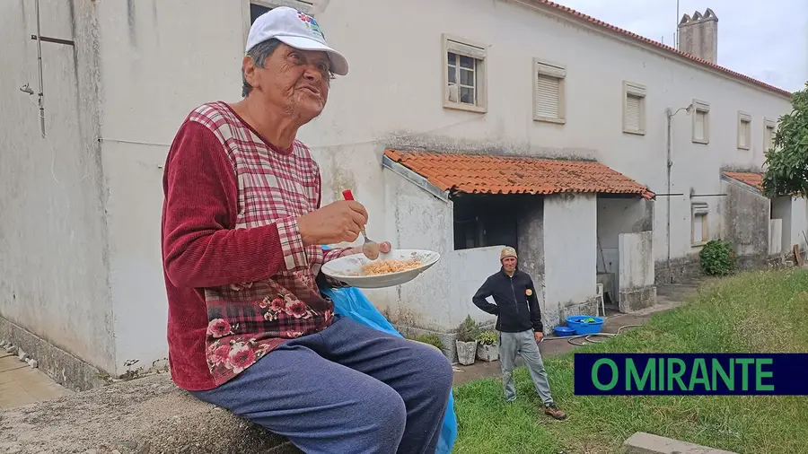 Tia e sobrinho vivem na miséria no bairro de Castelo do Bode Tia e sobrinho vivem na miséria no bairro de Castelo do Bode