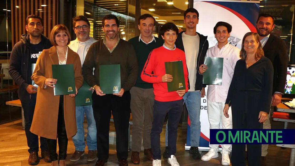 Atletas da Associação de Futebol de Santarém distinguidos pelo mérito escolar