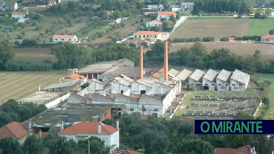 Grupo comercial destrói chaminés históricas em Torres Novas e câmara embarga obra