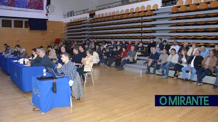 Autarcas reconhecem erro e aprovam desagregação de Alverca e Sobralinho Autarcas reconhecem erro e aprovam desagregação de Alverca e Sobralinho