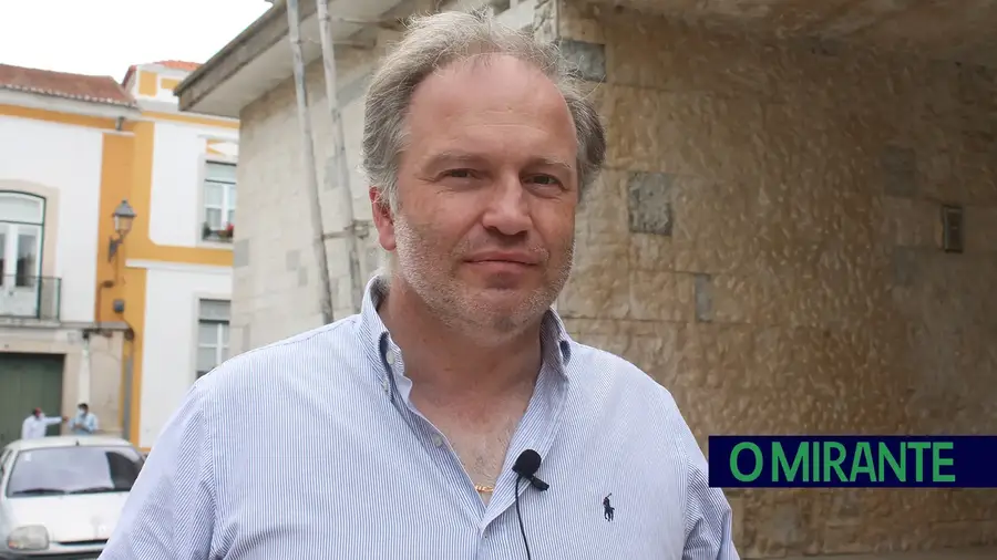 Conservatória de Almeirim está fechada. Pedro Ribeiro diz que serviços públicos são uma vergonha Conservatória de Almeirim está fechada. Pedro Ribeiro diz que serviços públicos são uma vergonha