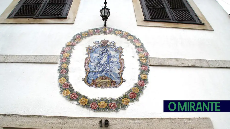 Dia da Imaculada Conceição. Em Santarém há um azulejo em homenagem à virgem Maria Dia da Imaculada Conceição. Em Santarém há um azulejo em homenagem à virgem Maria