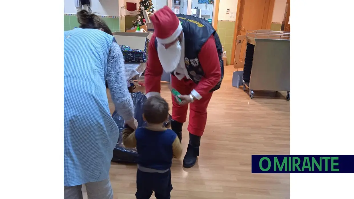 Motoclube Toda a Roda fez actividade de Natal que incluiu visita à escola da Freixianda