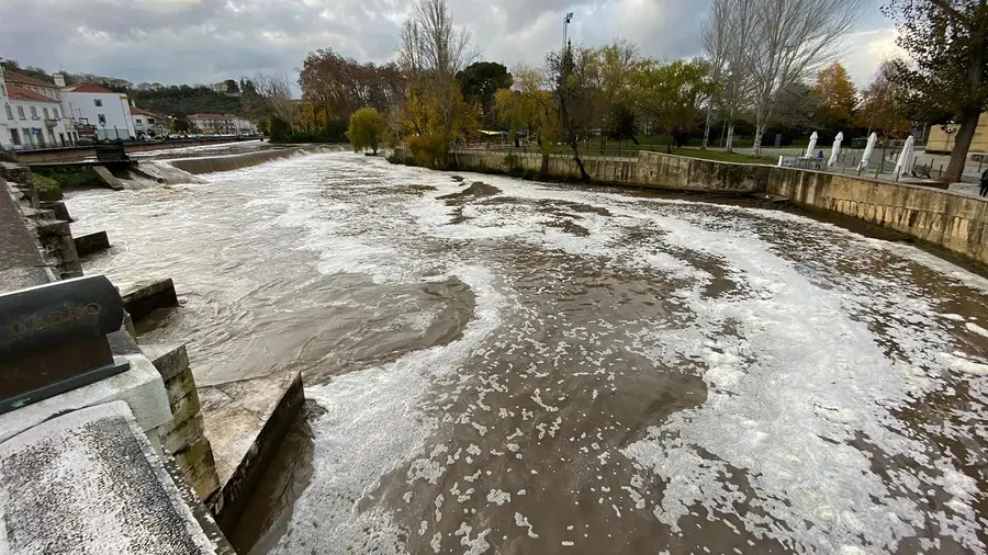 Rio Nabão a transbordar e com um dos focos de poluição mais negros da história Rio Nabão a transbordar e com um dos focos de poluição mais negros da história