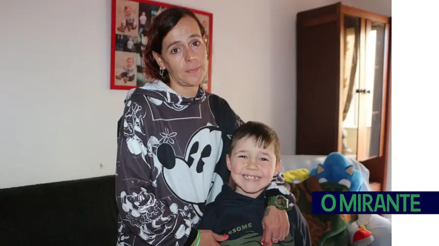 Família em risco que a casa lhe caia em cima em Castanheira do Ribatejo