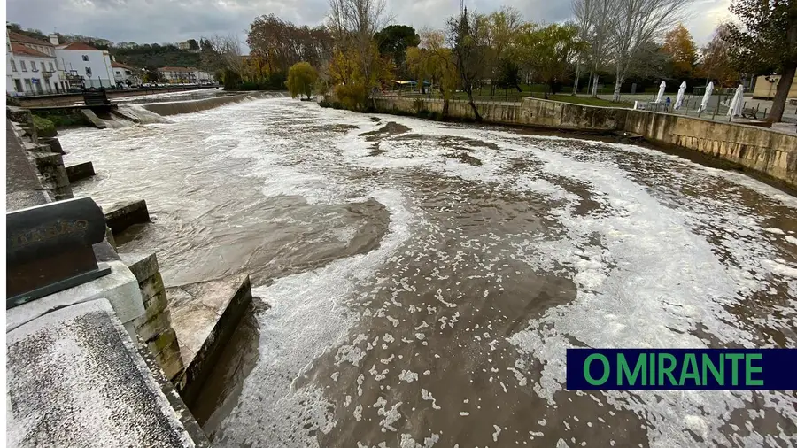 Rio Nabão a transbordar e com um dos focos de poluição mais negros da história