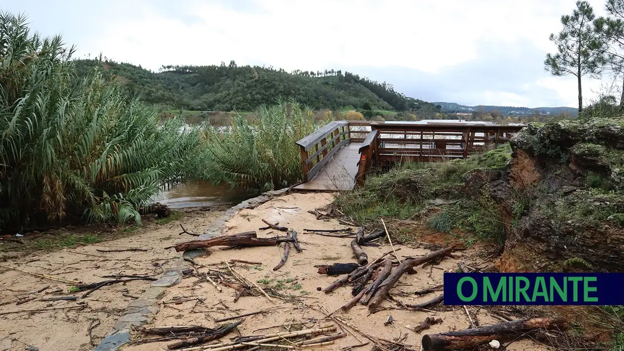 Parte dos passadiços de Ortiga destruídos pela água