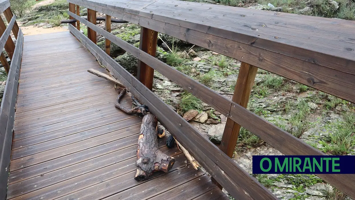 Parte dos passadiços de Ortiga destruídos pela água