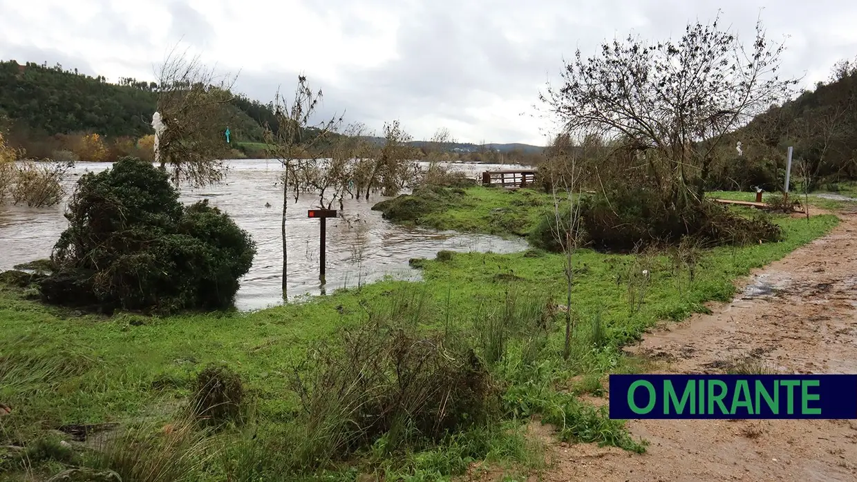 Parte dos passadiços de Ortiga destruídos pela água