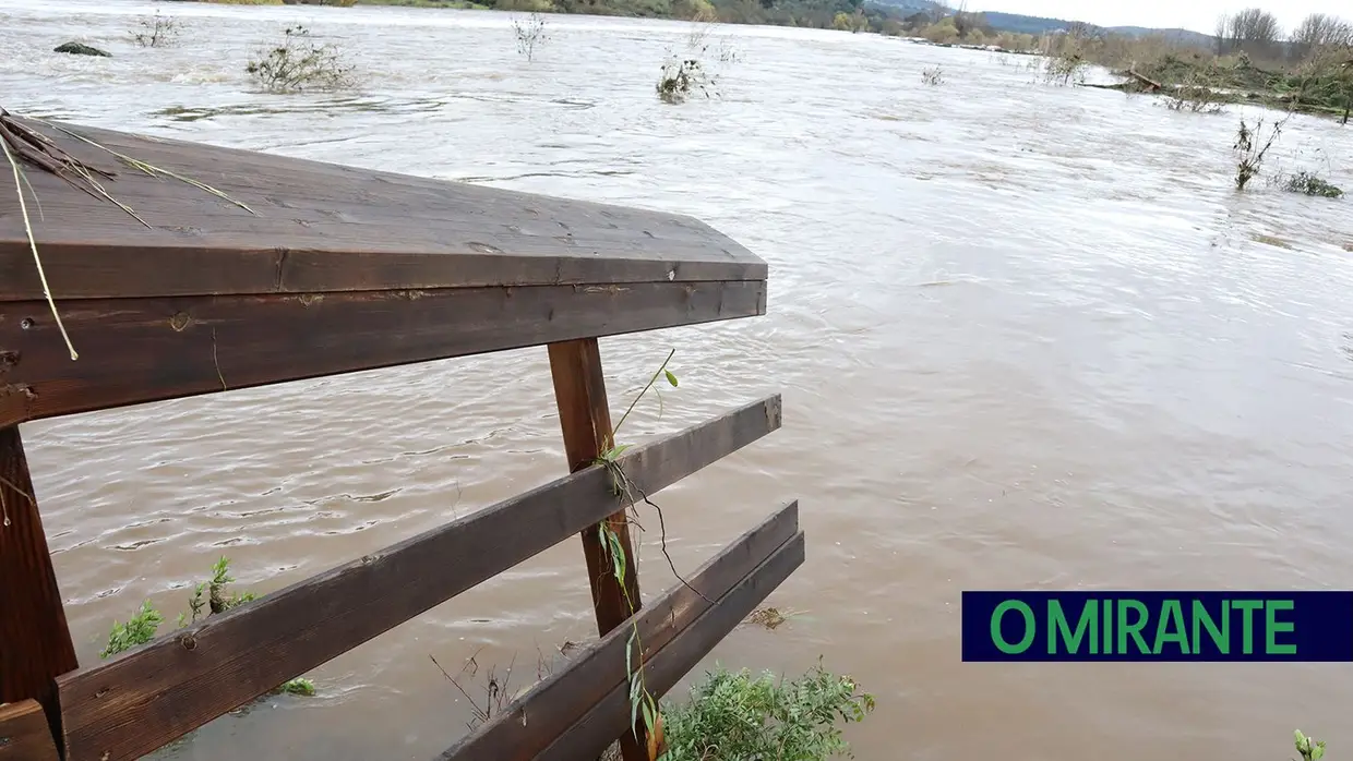 Parte dos passadiços de Ortiga destruídos pela água