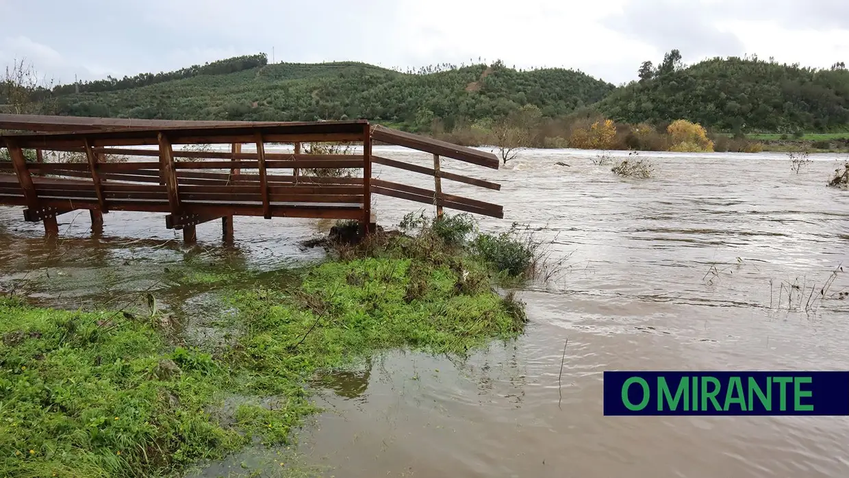 Parte dos passadiços de Ortiga destruídos pela água