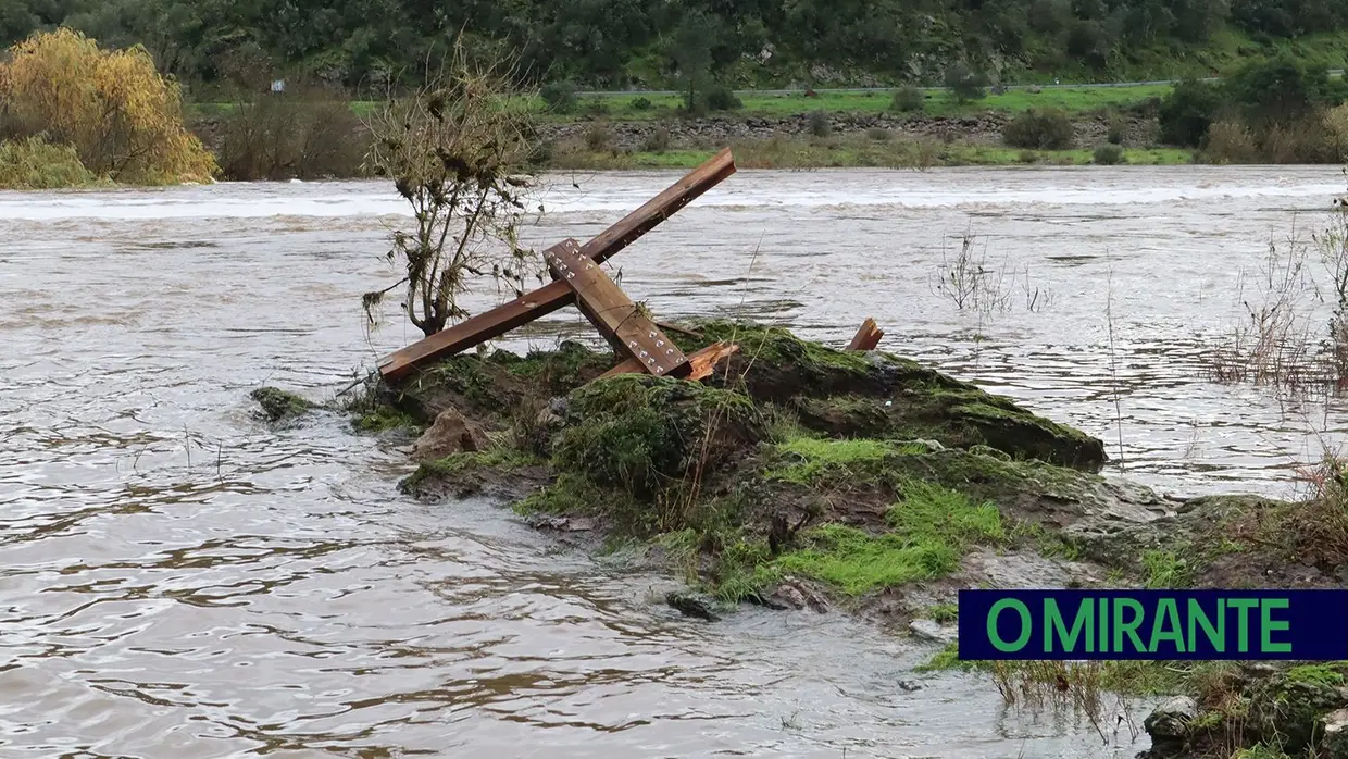 Parte dos passadiços de Ortiga destruídos pela água