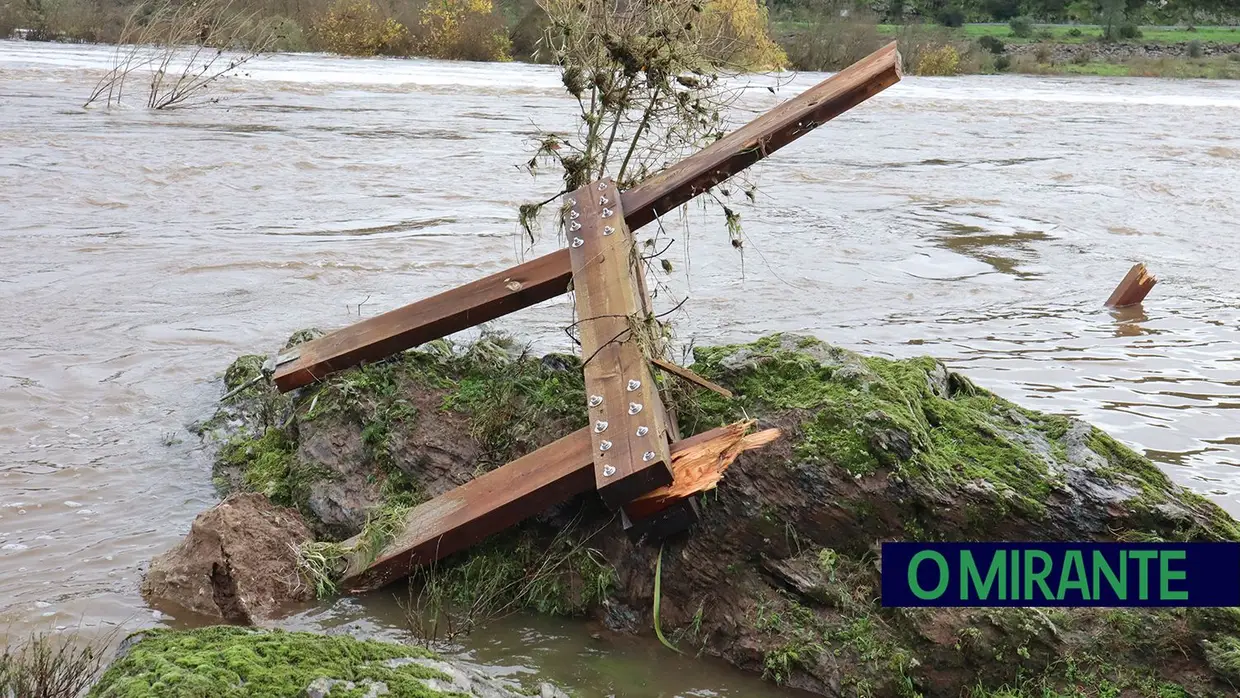 Parte dos passadiços de Ortiga destruídos pela água
