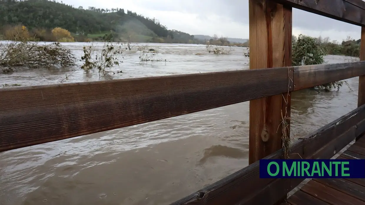 Parte dos passadiços de Ortiga destruídos pela água