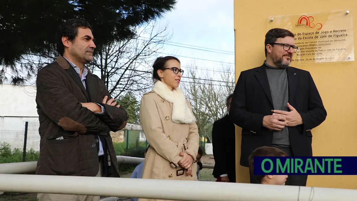 Escola de Vale de Figueira com recreio renovado