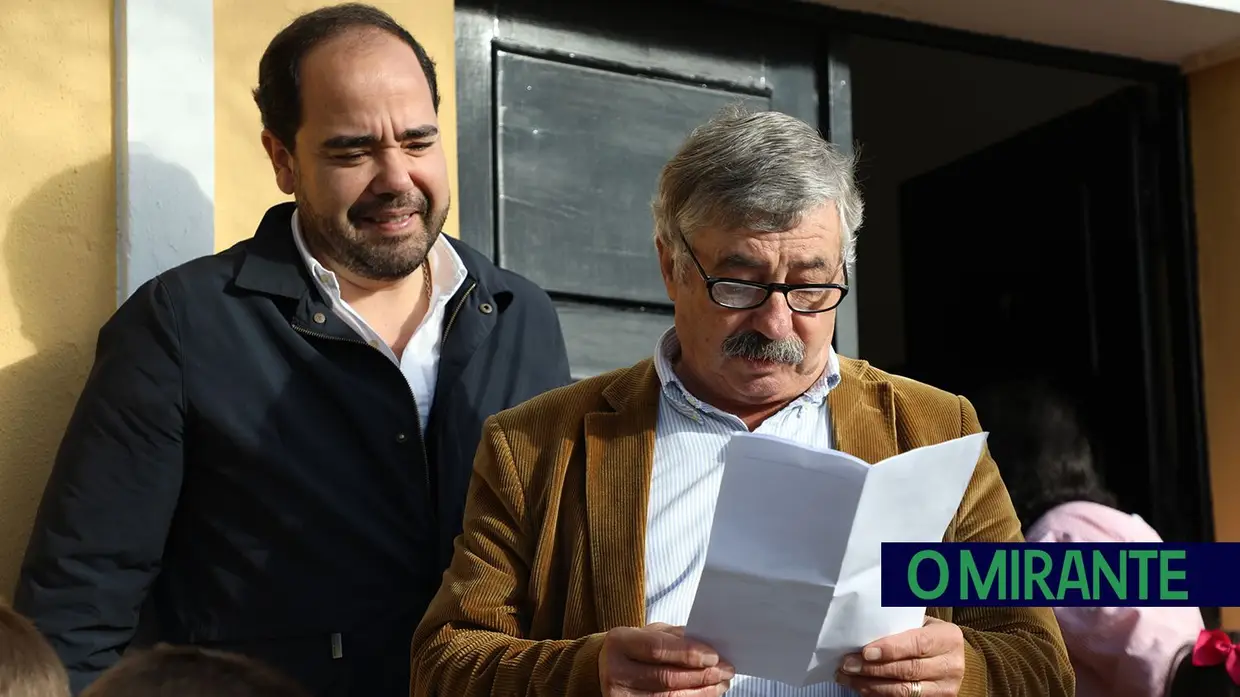 Escola de Vale de Figueira com recreio renovado